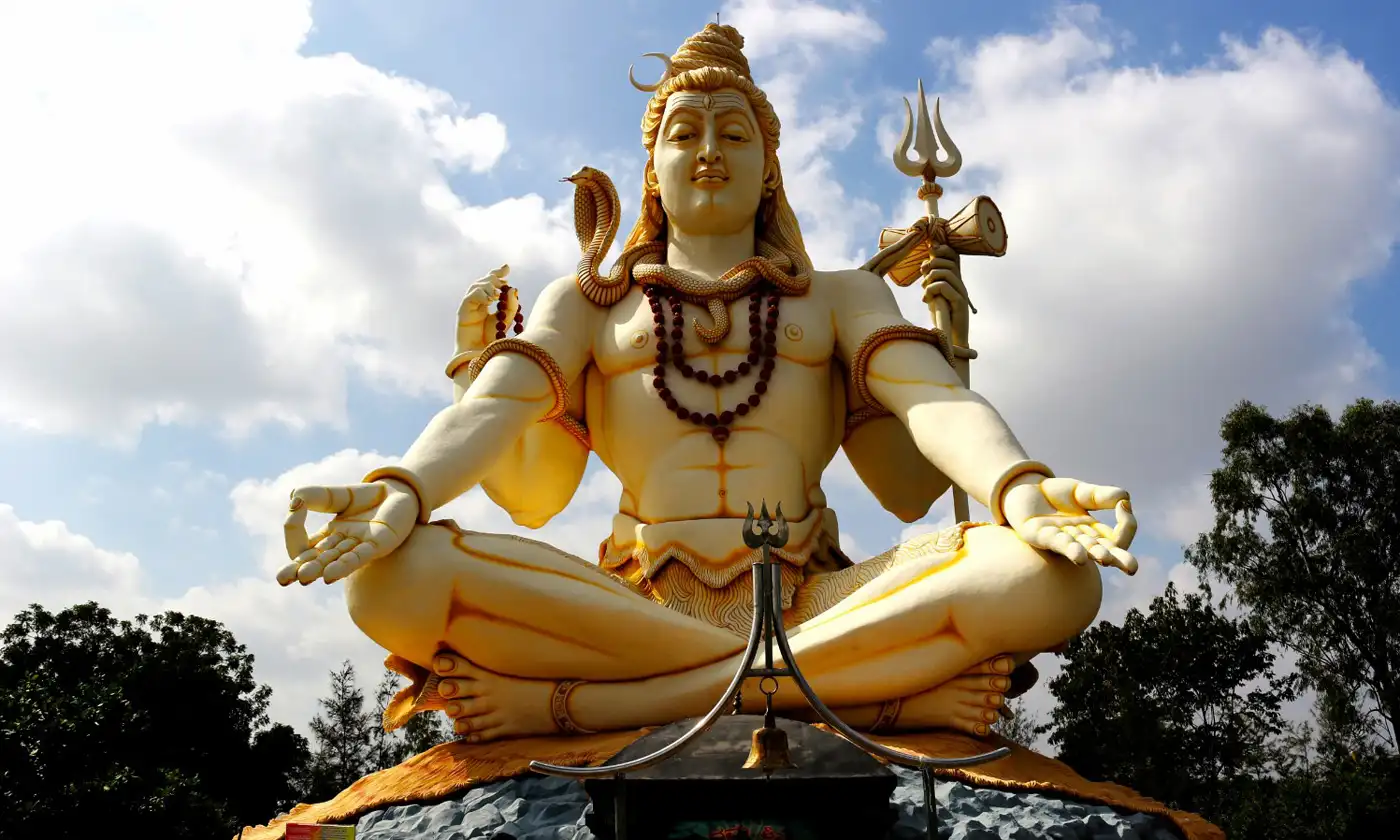Statua del Dio Shiva in meditazione